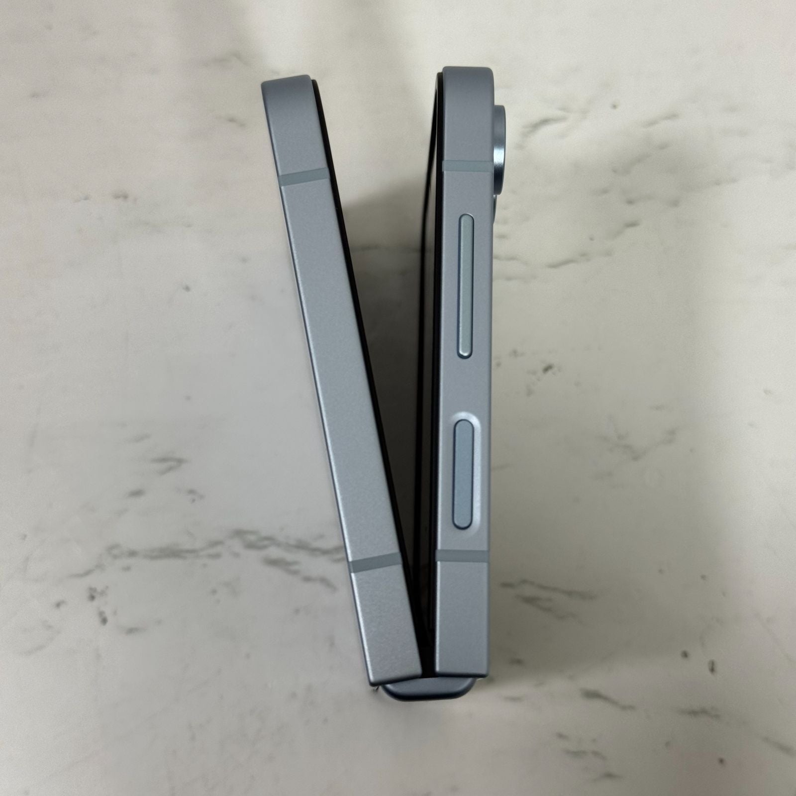 2【美品】【1週間保証】Samsung Galaxy Z Flip6 256GB ブルー SCG29