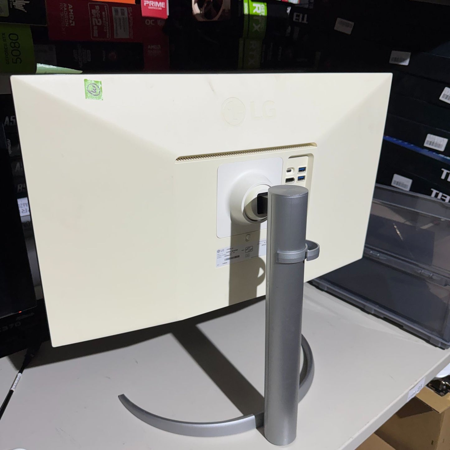 LG 4Kモニター 27UP550N-W 27型②