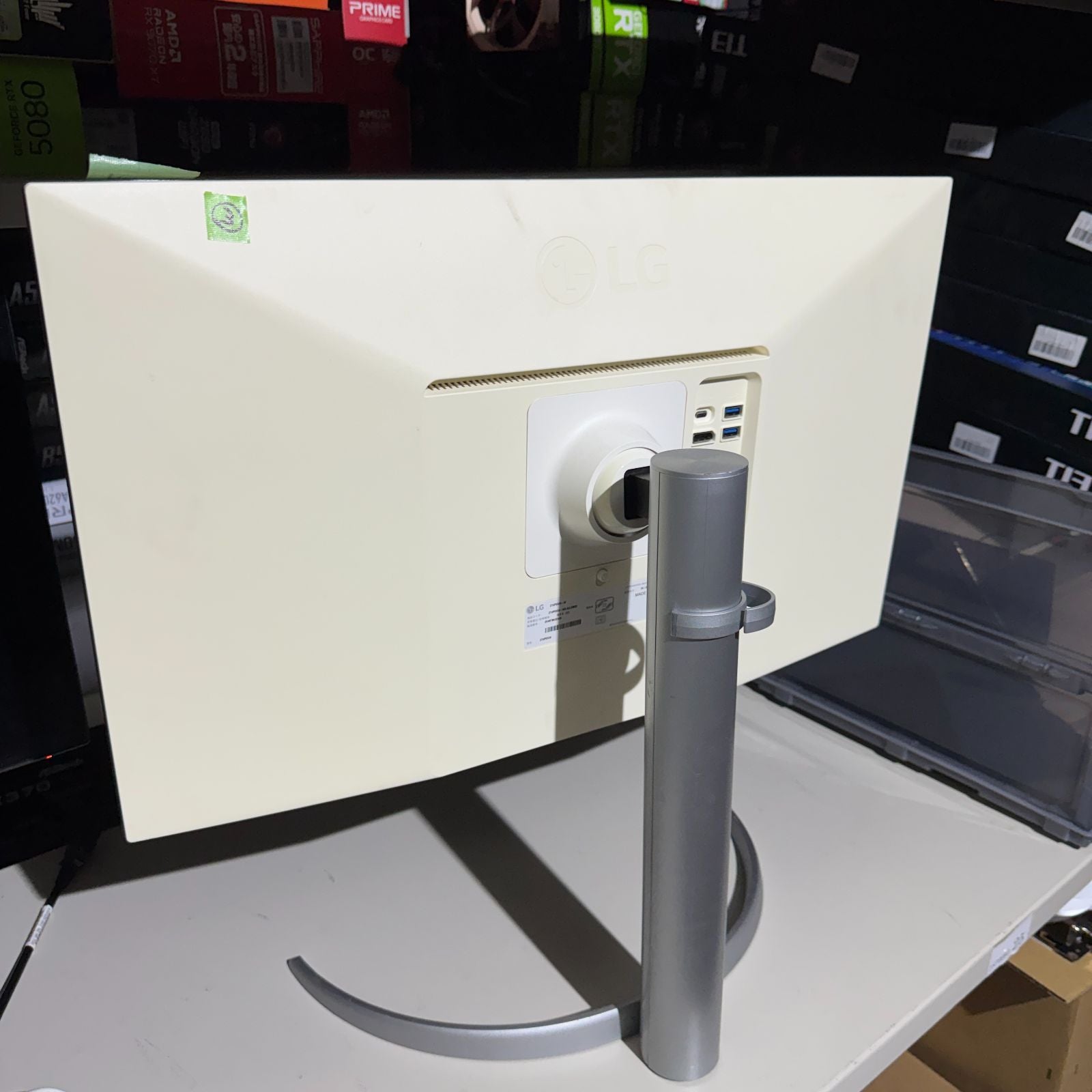 LG 4Kモニター 27UP550N-W 27型②