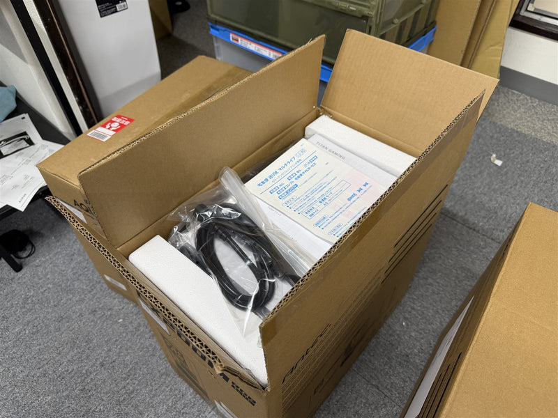 開けた箱。上に説明書と電源ケーブルが入っている